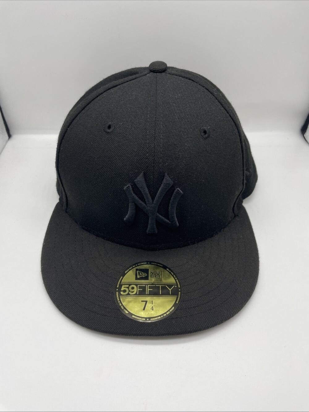 New Era 59FIFTY New York Yankees Fitted Hat Black on Black Size 7 1/4 MLB Cap